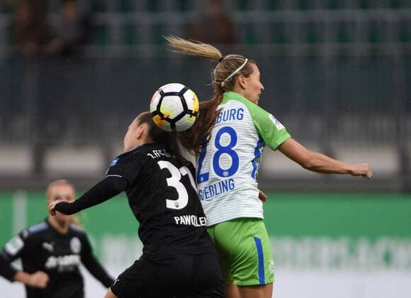 Kopfballduell zwischen Tanja Pawollek 31 (Frankfurt)und Lena Goeßling (Wolfsburg, 28) (171112) WOLFSBURG, DEUTSCHLAND -- Fussball, Allianz Frauen-Bundesliga, 8. Spieltag: VfL Wolfsburg vs 1. FFC Frankfurt am 12. November 2017 im AOK Stadion in Wolfsburg, Deutschland.
