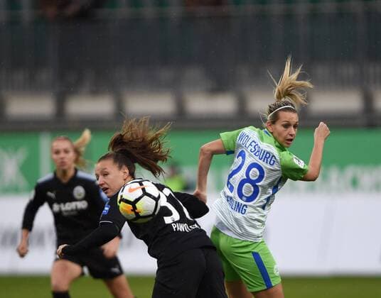 Kopfballduell zwischen Tanja Pawollek 31 (Frankfurt)und Lena Goeßling (Wolfsburg, 28) (171112) WOLFSBURG, DEUTSCHLAND -- Fussball, Allianz Frauen-Bundesliga, 8. Spieltag: VfL Wolfsburg vs 1. FFC Frankfurt am 12. November 2017 im AOK Stadion in Wolfsburg, Deutschland.