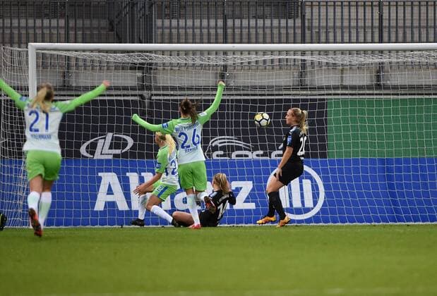 Pernille Harder (Wolfsburg, 22) erzielt gegen Torfrau Bryane Heaberlin 29 (Frankfurt) Tor zum 1:0 (171112) WOLFSBURG, DEUTSCHLAND -- Fussball, Allianz Frauen-Bundesliga, 8. Spieltag: VfL Wolfsburg vs 1. FFC Frankfurt am 12. November 2017 im AOK Stadion in Wolfsburg, Deutschland.