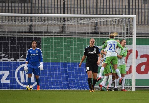 Pernille Harder (Wolfsburg, 22) jubelt mit ihren Mitspielern nach Tor zum 1:0 (171112) WOLFSBURG, DEUTSCHLAND -- Fussball, Allianz Frauen-Bundesliga, 8. Spieltag: VfL Wolfsburg vs 1. FFC Frankfurt am 12. November 2017 im AOK Stadion in Wolfsburg, Deutschland.