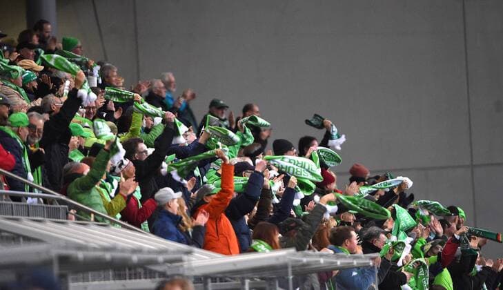 Fans Wolfsburg (171112) WOLFSBURG, DEUTSCHLAND -- Fussball, Allianz Frauen-Bundesliga, 8. Spieltag: VfL Wolfsburg vs 1. FFC Frankfurt am 12. November 2017 im AOK Stadion in Wolfsburg, Deutschland.