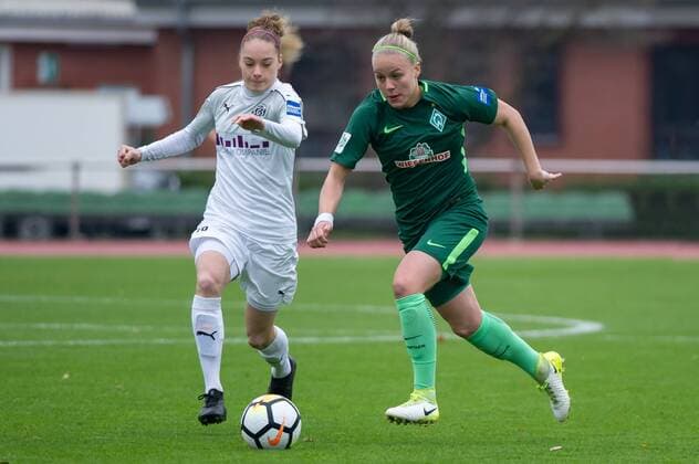 v.li.: Jacqueline Klasen (SGS Essen, 16) im Zweikampf, Duell mit Pia-Sophie Wolter (SV Werder Bremen, 10), Fussball, Allianz Frauen-Bundesliga, SV Werder Bremen - SGS Essen,