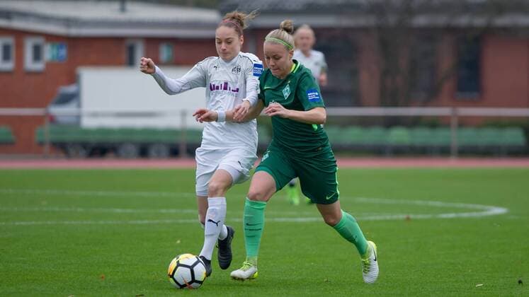 v.li.: Jacqueline Klasen (SGS Essen, 16) im Zweikampf, Duell mit Pia-Sophie Wolter (SV Werder Bremen, 10), Fussball, Allianz Frauen-Bundesliga, SV Werder Bremen - SGS Essen,