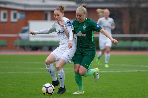 v.li.: Jacqueline Klasen (SGS Essen, 16) im Zweikampf, Duell mit Pia-Sophie Wolter (SV Werder Bremen, 10), Fussball, Allianz Frauen-Bundesliga, SV Werder Bremen - SGS Essen,