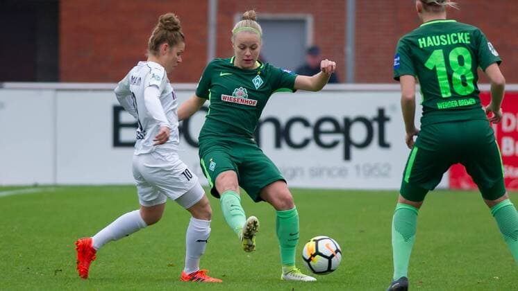 v.li.: Linda Dallmann (SGS Essen, 10) im Zweikampf, Duell mit Pia-Sophie Wolter (SV Werder Bremen, 10), Fussball, Allianz Frauen-Bundesliga, SV Werder Bremen - SGS Essen,