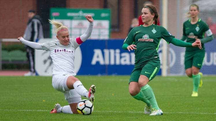 v.li.: Ina Lehmann (SGS Essen, 21) im Zweikampf, Duell mit Janine Angrick (SV Werder Bremen, 8), Fussball, Allianz Frauen-Bundesliga, SV Werder Bremen - SGS Essen,