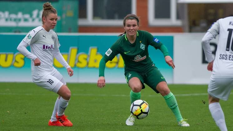 v.li.: Linda Dallmann (SGS Essen, 10) im Zweikampf, Duell mit Janine Angrick (SV Werder Bremen, 8), Fussball, Allianz Frauen-Bundesliga, SV Werder Bremen - SGS Essen,