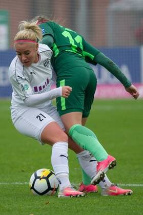 Bilder des Tages - SPORT v.li.: Ina Lehmann (SGS Essen, 21) im Zweikampf, Duell mit Cindy König (Koenig, SV Werder Bremen, 11), Fussball, Allianz Frauen-Bundesliga, SV Werder Bremen - SGS Essen,