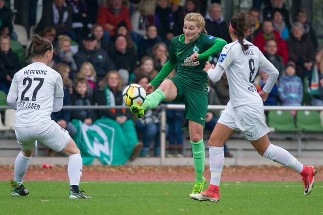 v.li.: Marina Hegering (SGS Essen, 27), Verena Volkmer (SV Werder Bremen, 16) am Ball, Aktion, Action, Manjou Wilde (SGS Essen, 8), Fussball, Allianz Frauen-Bundesliga, SV Werder Bremen - SGS Essen,
