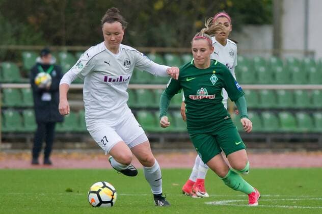 v.li.: Marina Hegering (SGS Essen, 27) im Zweikampf, Duell mit Cindy König (Koenig, SV Werder Bremen, 11), Fussball, Allianz Frauen-Bundesliga, SV Werder Bremen - SGS Essen,