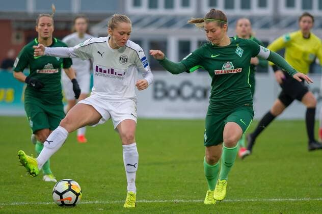 v.li.: Turid Knaak (SGS Essen, 33) im Zweikampf, Duell mit Marie-Louise Eta (SV Werder Bremen, 6), Fussball, Allianz Frauen-Bundesliga, SV Werder Bremen - SGS Essen,