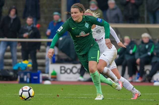 Janine Angrick (SV Werder Bremen, 8) am Ball, Aktion, Action, Fussball, Allianz Frauen-Bundesliga, SV Werder Bremen - SGS Essen,