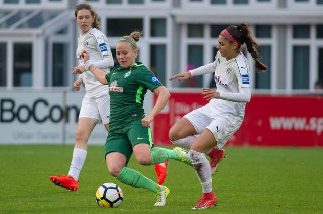 v.li.: Pia-Sophie Wolter (SV Werder Bremen, 10) im Zweikampf, Duell mit Manjou Wilde (SGS Essen, 8), Fussball, Allianz Frauen-Bundesliga, SV Werder Bremen - SGS Essen,