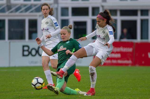 v.li.: Pia-Sophie Wolter (SV Werder Bremen, 10) im Zweikampf, Duell mit Manjou Wilde (SGS Essen, 8), Fussball, Allianz Frauen-Bundesliga, SV Werder Bremen - SGS Essen,
