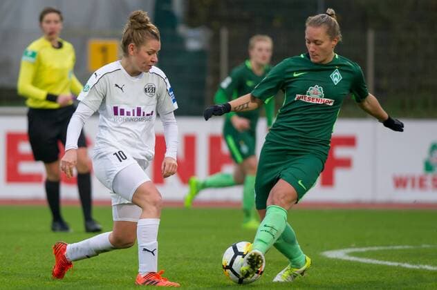 v.li.: Linda Dallmann (SGS Essen, 10) im Zweikampf, Duell mit Gabriella Toth (SV Werder Bremen, 15), Fussball, Allianz Frauen-Bundesliga, SV Werder Bremen - SGS Essen,