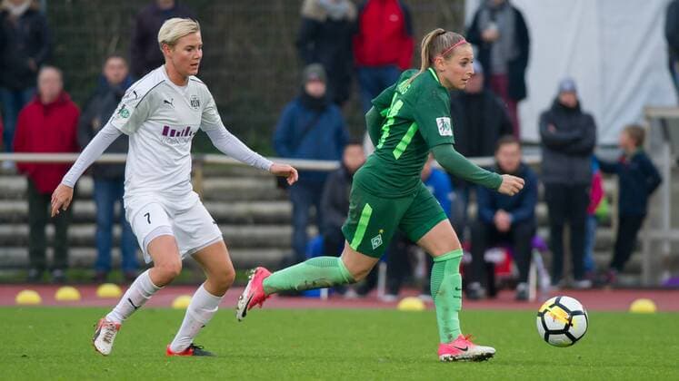 v.li.: Sarah Freutel (SGS Essen, 7) im Laufduell, Zweikampf, Duell mit Cindy König (Koenig, SV Werder Bremen, 11), Fussball, Allianz Frauen-Bundesliga, SV Werder Bremen - SGS Essen,