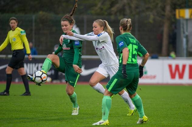 v.li.: Janine Angrick (SV Werder Bremen, 8) im Zweikampf, Duell mit Turid Knaak (SGS Essen, 33), Gabriella Toth (SV Werder Bremen, 15), Fussball, Allianz Frauen-Bundesliga, SV Werder Bremen - SGS Essen,