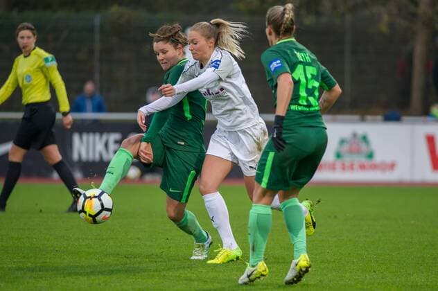 v.li.: Janine Angrick (SV Werder Bremen, 8) im Zweikampf, Duell mit Turid Knaak (SGS Essen, 33), Gabriella Toth (SV Werder Bremen, 15), Fussball, Allianz Frauen-Bundesliga, SV Werder Bremen - SGS Essen,