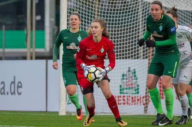 Torhüterin, Torwart Anneke Borbe (SV Werder Bremen, 30) am Ball, Aktion, Action, Fussball, Allianz Frauen-Bundesliga, SV Werder Bremen - SGS Essen,