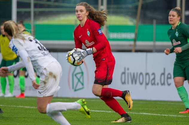 Torhüterin, Torwart Anneke Borbe (SV Werder Bremen, 30) am Ball, Aktion, Action, Fussball, Allianz Frauen-Bundesliga, SV Werder Bremen - SGS Essen,