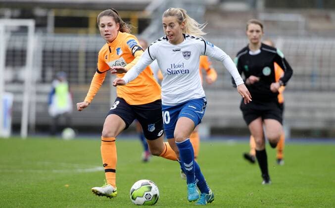 GER, 1.Bundesliga, Frauen, FF USV Jena vs TSG Hoffenheim 12.11.17, Jena, Ernst-Abbe-Sportfeld, GER, Allianz Frauen Bundesliga 1.Bundesliga, Frauen, Saison 2017 2018, 08.Spieltag, FF USV Jena vs TSG Hoffenheim im Bild Amelia Pietrangelo (Jena) gegen Isabella Hartig (Hoffenheim)