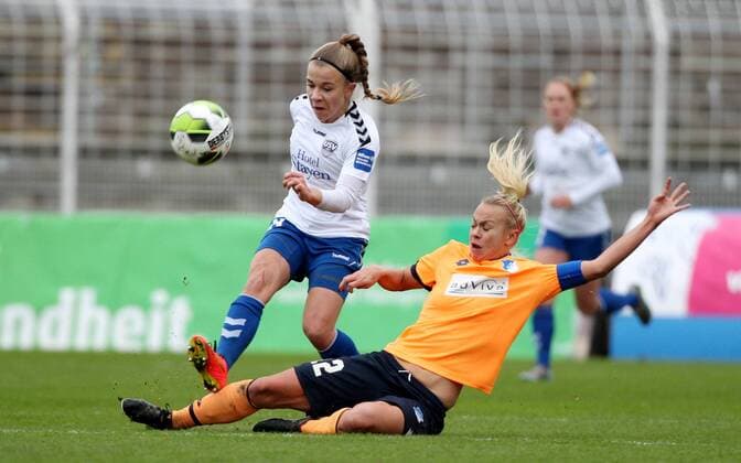 GER, 1.Bundesliga, Frauen, FF USV Jena vs TSG Hoffenheim 12.11.17, Jena, Ernst-Abbe-Sportfeld, GER, Allianz Frauen Bundesliga 1.Bundesliga, Frauen, Saison 2017 2018, 08.Spieltag, FF USV Jena vs TSG Hoffenheim im Bild Annika Graser (Jena) gegen Stephanie Breitner (Hoffenheim)