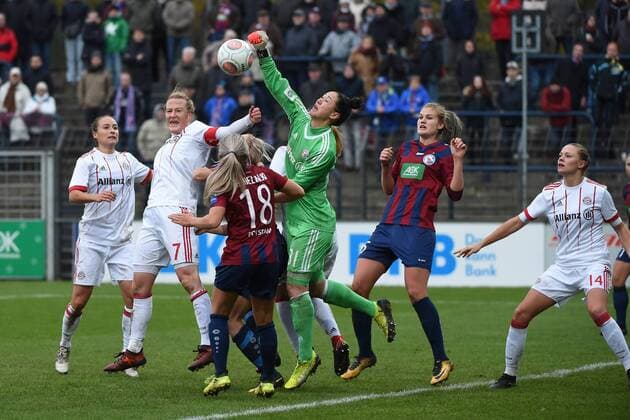 Fussball, Frauen, 1. Bundesliga, Saison 2017 18, 8. Spieltag, 1. FFC Turbine Potsdam - FC Bayern München, Melanie Behringer (Nr. 7, FC Bayern München), Gina Chmielinski (Nr. 18, 1. FFC Turbine Potsdam), TW Manuela Zinsberger (Nr. 31, FC Bayern München), Elise Kellond-Knight (Nr. 6, 1. FFC Turbine Potsdam), Fridolina Rolfö (Nr. 14, FC Bayern München), 12.11.17, Copyright: xMichaelxHundtx xMatthiasxKochx