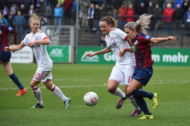 Fussball, Frauen, 1. Bundesliga, Saison 2017 18, 8. Spieltag, 1. FFC Turbine Potsdam - FC Bayern München, Leonie Maier (Nr. 20, FC Bayern München), Verena Wieder (Nr. 17, FC Bayern München), Gina Chmielinski (Nr. 18, 1. FFC Turbine Potsdam), 12.11.17, Copyright: xMichaelxHundtx xMatthiasxKochx