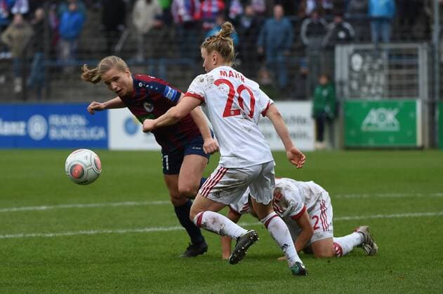 Fussball, Frauen, 1. Bundesliga, Saison 2017 18, 8. Spieltag, 1. FFC Turbine Potsdam - FC Bayern München, Tabea Kemme (Nr. 21, 1. FFC Turbine Potsdam), Leonie Maier (Nr. 20, FC Bayern München), Gina Lewandowski (Nr. 2, FC Bayern München), 12.11.17, Copyright: xMichaelxHundtx xMatthiasxKochx