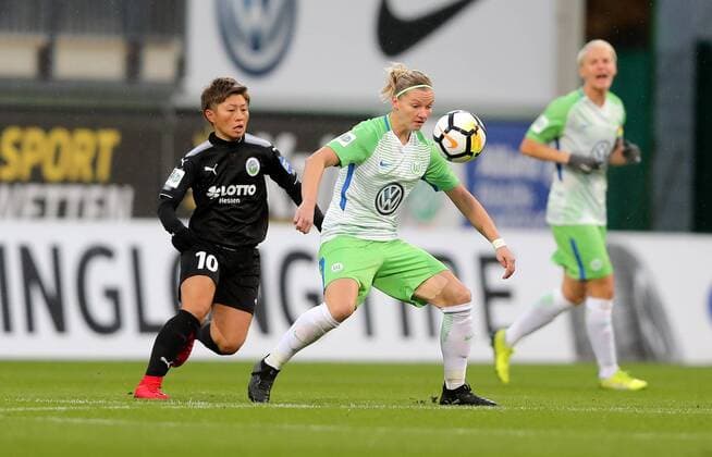 v.l. Yokoyama, Kumi (1. FFC Frankfurt), Alexandra Popp (VfL Wolfsburg)