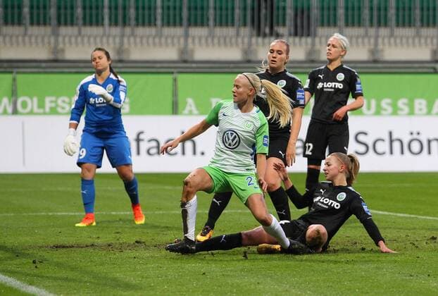 VfL vs Frankfurt , Frauen Wolfsburg, Deutschland. 12.11.2017, FUßBALL - VfL Wolfsburg vs 1. FFC Frankfurt, 1. Allianz Frauen Bundesliga, Saison 2017-18. Bild zeigt: Pernille Harder (VfL Wolfsburg) schießt Tor zum 1:0 Wolfsburg
