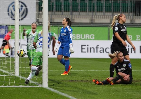 VfL vs Frankfurt , Frauen Wolfsburg, Deutschland. 12.11.2017, FUßBALL - VfL Wolfsburg vs 1. FFC Frankfurt, 1. Allianz Frauen Bundesliga, Saison 2017-18. Bild zeigt: Pernille Harder (VfL Wolfsburg) jubelt mit der Mannschaft nach ihrem Tor zum 1:0 Wolfsburg