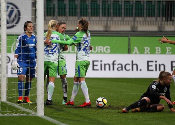 VfL vs Frankfurt , Frauen Wolfsburg, Deutschland. 12.11.2017, FUßBALL - VfL Wolfsburg vs 1. FFC Frankfurt, 1. Allianz Frauen Bundesliga, Saison 2017-18. Bild zeigt: Pernille Harder (VfL Wolfsburg) jubelt mit der Mannschaft nach ihrem Tor zum 1:0 Wolfsburg