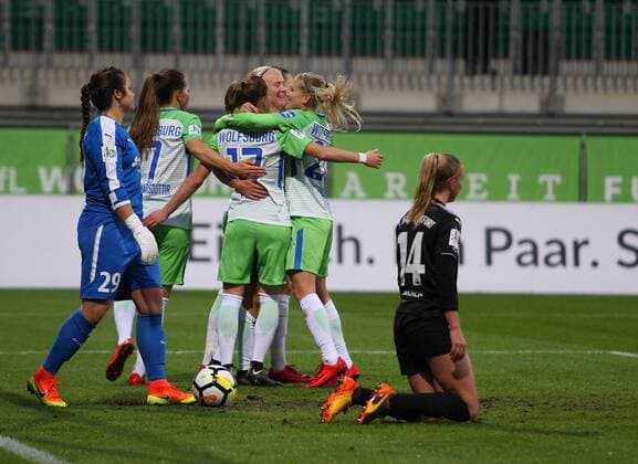 VfL vs Frankfurt , Frauen Wolfsburg, Deutschland. 12.11.2017, FUßBALL - VfL Wolfsburg vs 1. FFC Frankfurt, 1. Allianz Frauen Bundesliga, Saison 2017-18. Bild zeigt: Pernille Harder (VfL Wolfsburg) jubelt mit der Mannschaft nach ihrem Tor zum 1:0 Wolfsburg