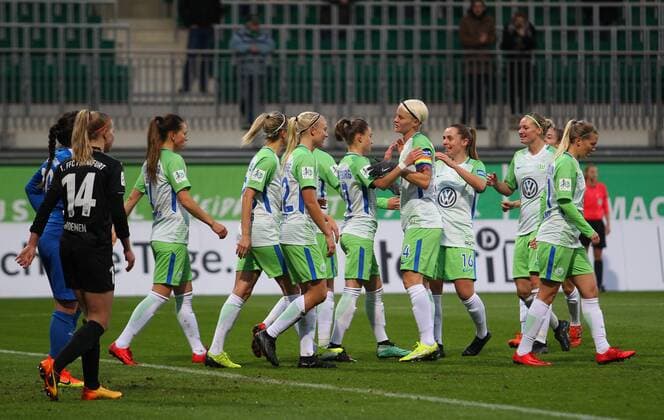 VfL vs Frankfurt , Frauen Wolfsburg, Deutschland. 12.11.2017, FUßBALL - VfL Wolfsburg vs 1. FFC Frankfurt, 1. Allianz Frauen Bundesliga, Saison 2017-18. Bild zeigt: Pernille Harder (VfL Wolfsburg) jubelt mit der Mannschaft nach ihrem Tor zum 1:0 Wolfsburg