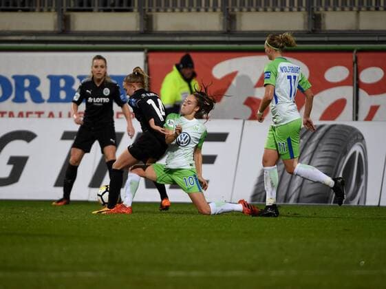 Zweikampf zwischen Jackie Groenen 14 (Frankfurt)und Tessa Wullaert (Wolfsburg, 10) (171112) WOLFSBURG, DEUTSCHLAND -- Fussball, Allianz Frauen-Bundesliga, 8. Spieltag: VfL Wolfsburg vs 1. FFC Frankfurt am 12. November 2017 im AOK Stadion in Wolfsburg, Deutschland.