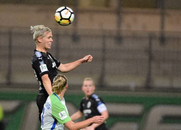 Sophie Schmidt 12 (Frankfurt) (171112) WOLFSBURG, DEUTSCHLAND -- Fussball, Allianz Frauen-Bundesliga, 8. Spieltag: VfL Wolfsburg vs 1. FFC Frankfurt am 12. November 2017 im AOK Stadion in Wolfsburg, Deutschland.