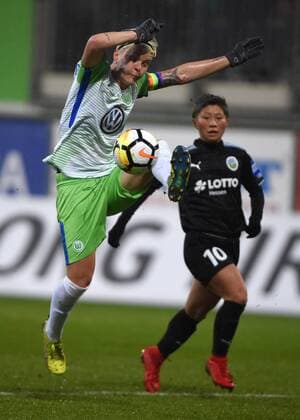 Nilla Fischer (Wolfsburg, 4) (171112) WOLFSBURG, DEUTSCHLAND -- Fussball, Allianz Frauen-Bundesliga, 8. Spieltag: VfL Wolfsburg vs 1. FFC Frankfurt am 12. November 2017 im AOK Stadion in Wolfsburg, Deutschland.