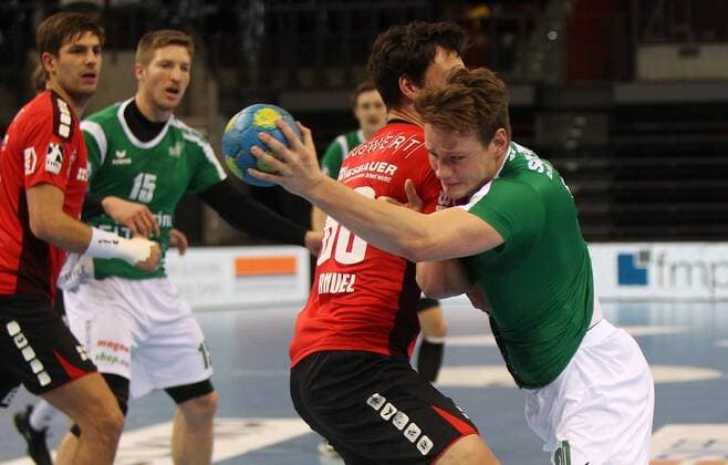 v.li.: Max Emanuel (SG BBM Bietigheim), Lukas Siegler (DJK Rimpar Wölfe), DKB 2. Handball-Bundesliga, SG BBM Bietigheim - DJK Rimpar Wölfe,