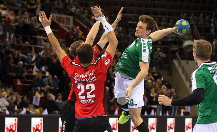 v.li.: Paco Barthe (SG BBM Bietigheim), Lukas Siegler (DJK Rimpar Wölfe), Jan Schäffer (DJK Rimpar Wölfe), DKB 2. Handball-Bundesliga, DJK Rimpar Wölfe - HBW Balingen-Weilstetten,