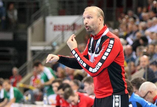 v.li.: Trainer Hartmut Mayerhoffer (SG BBM Bietigheim) gibt Anweisungen, gestikuliert, mit den Armen gestikulieren, gives instructions, gesticulate, DKB 2. Handball-Bundesliga, SG BBM Bietigheim - DJK Rimpar Wölfe,