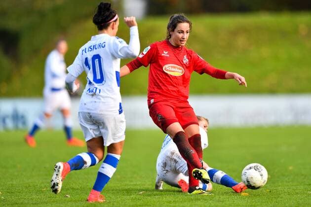 Julia Arnold (Köln, 31) spielt den Ball vor Sofia Nati (MSV, 10), Fussball, Allianz Frauen-Bundesliga,MSV Duisburg - 1. FC Köln,