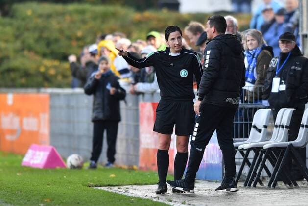 Schiedsrichterin Karin Rafalski im Dialog mit Christian Franz-Pohlmann (Trainer, Cheftrainer, MSV) an der Seitenlinie, Fussball, Allianz Frauen-Bundesliga,MSV Duisburg - 1. FC Köln,