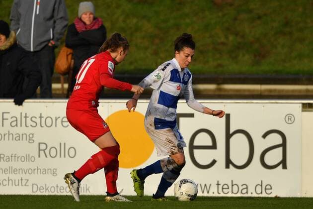 Kristina Hild (Köln, 27) im Duell an der Seitenlinie mit Barbara Dunst (MSV, 18), Fussball, Allianz Frauen-Bundesliga,MSV Duisburg - 1. FC Köln,