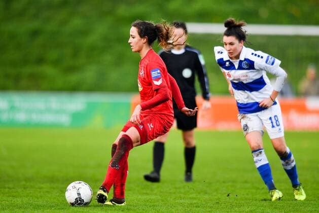 Julia Arnold (Köln, 31) passt den Ball im Mittelfeld, Fussball, Allianz Frauen-Bundesliga,MSV Duisburg - 1. FC Köln,