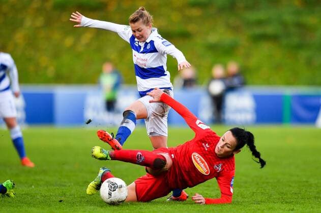 Peggy Nietgen (Köln, 21) kann den Ball im Mittelfeld vor Vanessa Martini (MSV, 22) klären, Fussball, Allianz Frauen-Bundesliga,MSV Duisburg - 1. FC Köln,