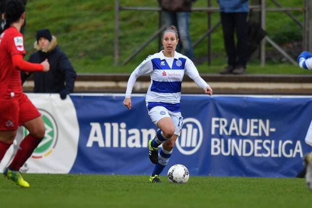 Yvonne Zielinski (MSV, 17) im Vorwärtslauf mit Ball, Fussball, Allianz Frauen-Bundesliga,MSV Duisburg - 1. FC Köln,