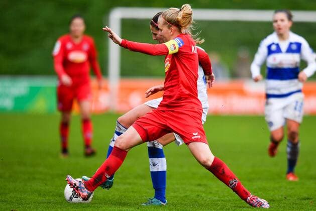 Anna Kirschbaum (Köln, 5) klärt den Ball vor Symela Ciesielska (MSV, 11), Fussball, Allianz Frauen-Bundesliga,MSV Duisburg - 1. FC Köln,