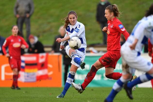 Pia Rijsdijk (MSV) (25) beim Torschuss vorn Kristina Hild (Köln, 27), Fussball, Allianz Frauen-Bundesliga,MSV Duisburg - 1. FC Köln,