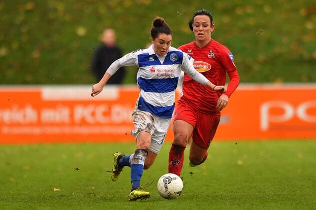 Barbara Dunst (MSV, 18) im Vorwärtslauf Peggy Nietgen (Köln, 21), Fussball, Allianz Frauen-Bundesliga,MSV Duisburg - 1. FC Köln,